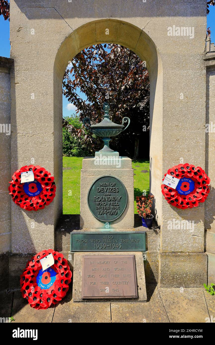 Devizes War Memorial con ghirlande di papavero. Devizza la scena. Data: Luglio 2024. Estate. Foto Stock