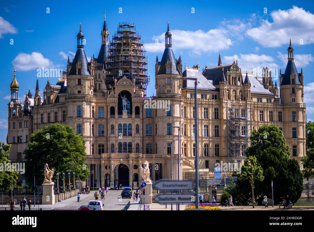 Schwerin, Germania. 15 luglio 2024. Il castello su un'isola nel lago Schwerin fu la residenza dei duchi e dei granduchi del Meclemburgo per secoli ed è ora sede del parlamento statale del Meclemburgo-Vorpommern. Il complesso del castello di Schwerin e altri 37 edifici e piazze nel centro storico della città stanno facendo domanda per essere inclusi nell'ambito della lista del patrimonio mondiale dell'UNESCO. La decisione dell'UNESCO dovrebbe essere presa a nuova Delhi (India) il 27.07.2024. Crediti: Jens Büttner/dpa/Alamy Live News Foto Stock