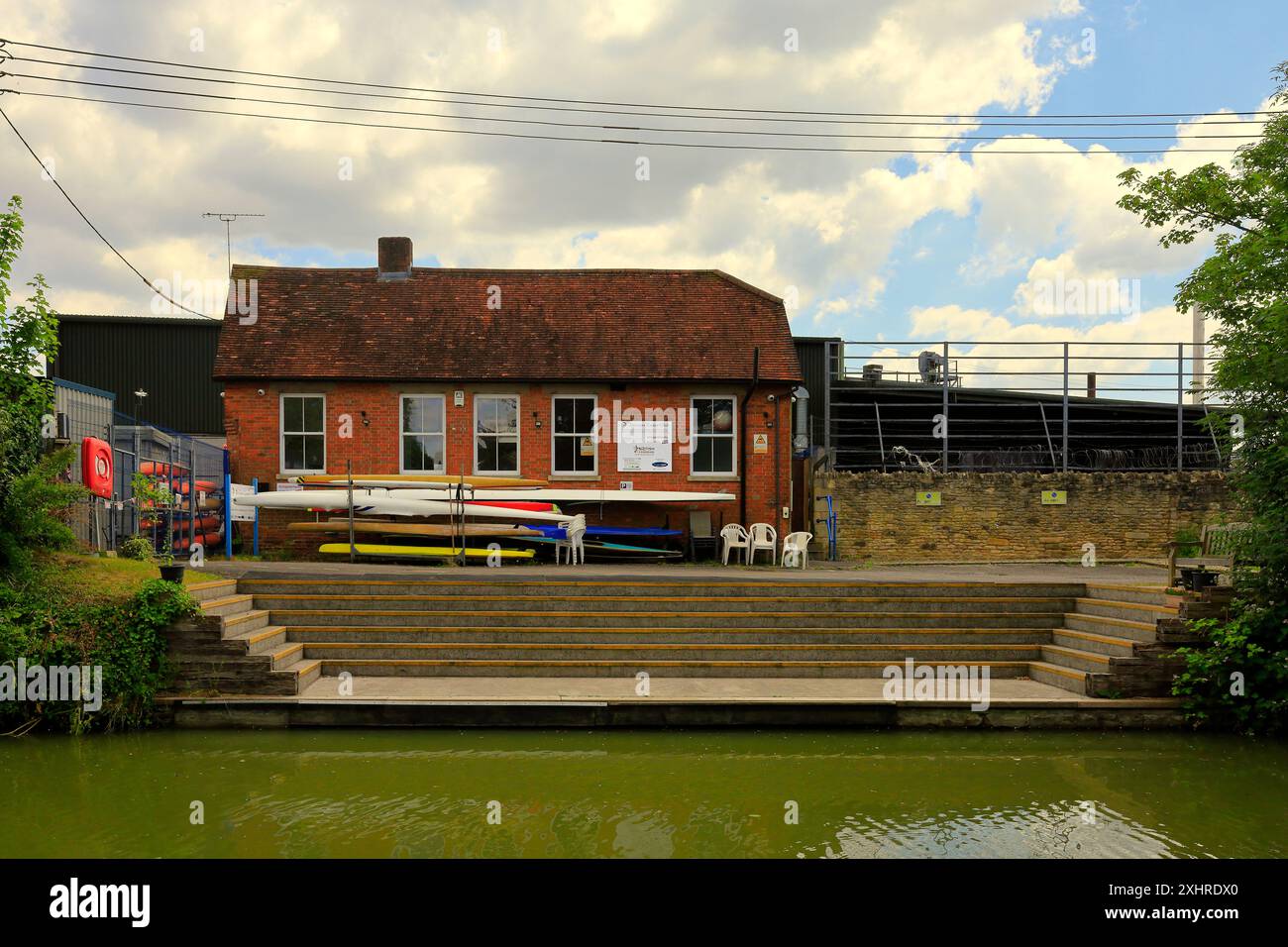 Devizes Canoe Cub sulle rive del canale Kennett & Avon a Devizes. Data: Luglio 2024. Estate. Foto Stock