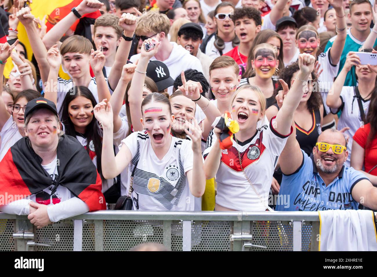 Tifosi di calcio nelle prime file della zona tifosi al Brandeburgo Tor durante i quarti di finale tra Germania e Spagna all'europeo Foto Stock
