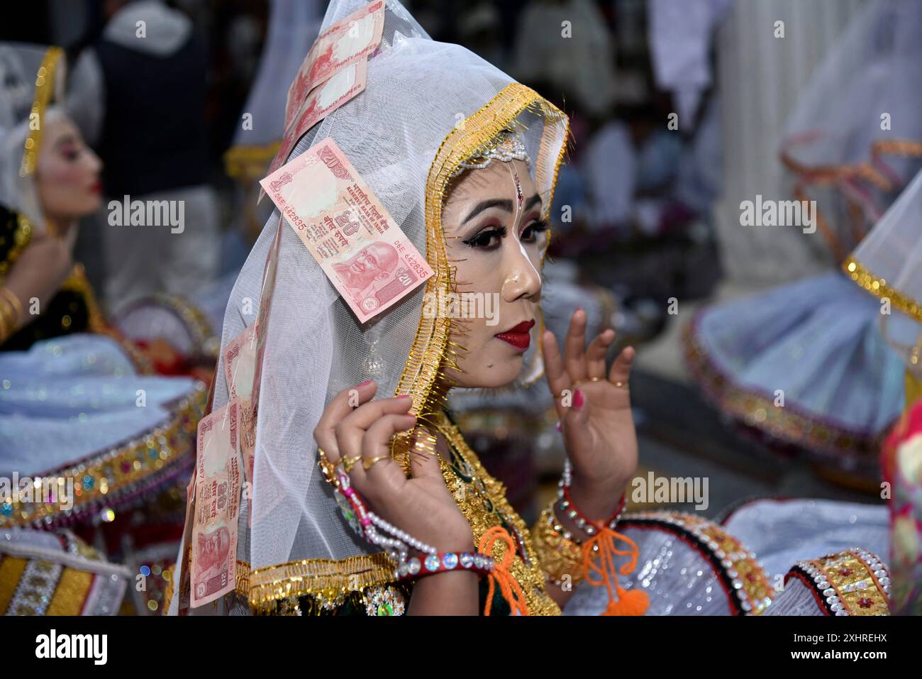 Artisti che mettono in scena il ruolo di Gopi mentre eseguono Manipuri Raas Leela Dance a Imphal, Manipur, India venerdì 23 novembre 2018. La Rasa Leela Foto Stock