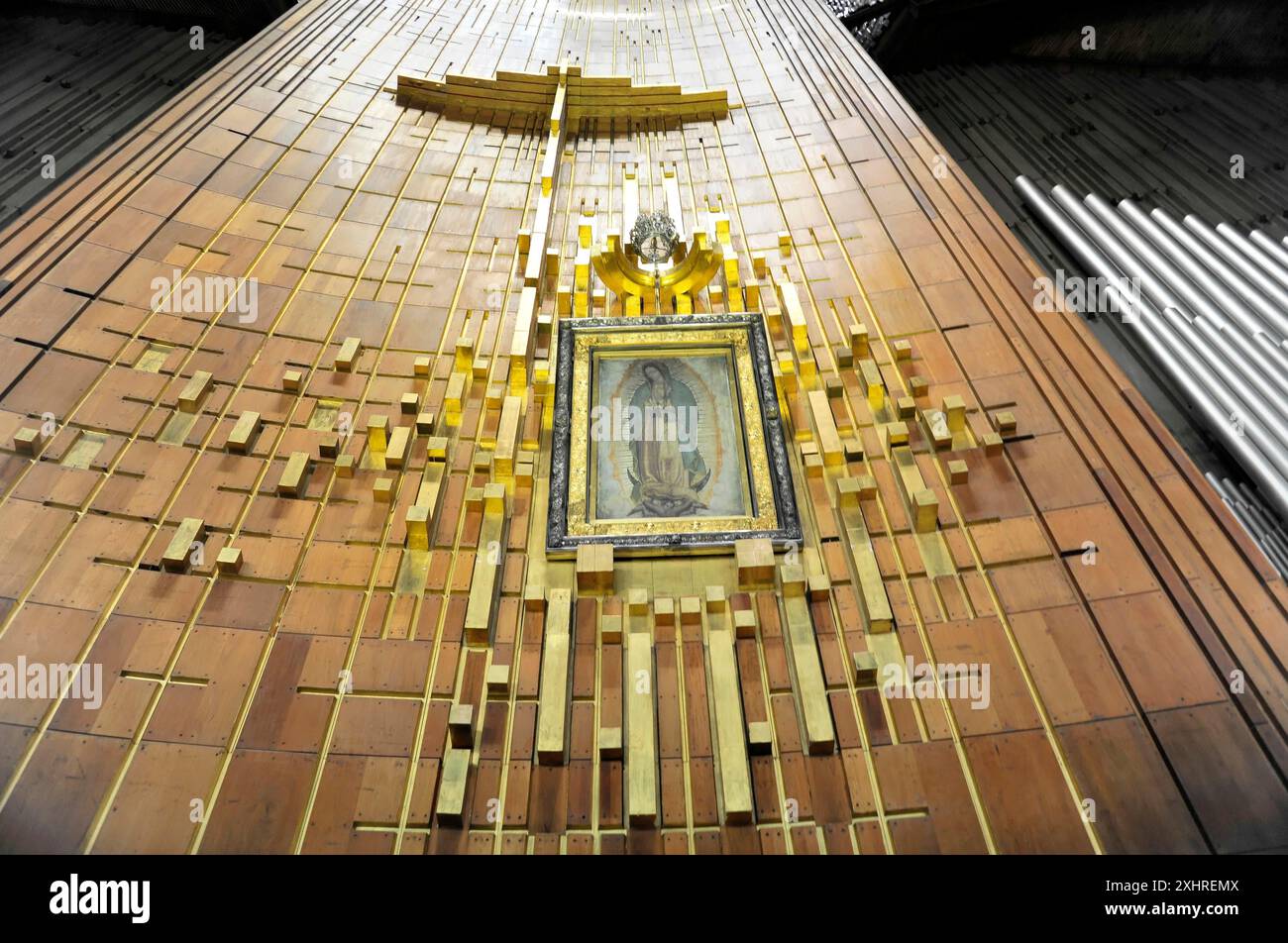 La Basilica de Nuestra Senora de Guadalupe, città del Messico, Messico, America centrale, Un muro testurizzato con una croce dorata e un'immagine religiosa Foto Stock
