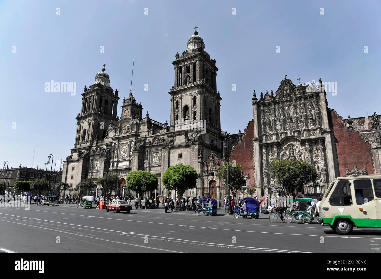 Cathedral, Zocalo, città del Messico, Distrito Federal, Messico, America centrale, vecchia cattedrale con torri suggestive e dettagliate decorazioni in pietra Foto Stock