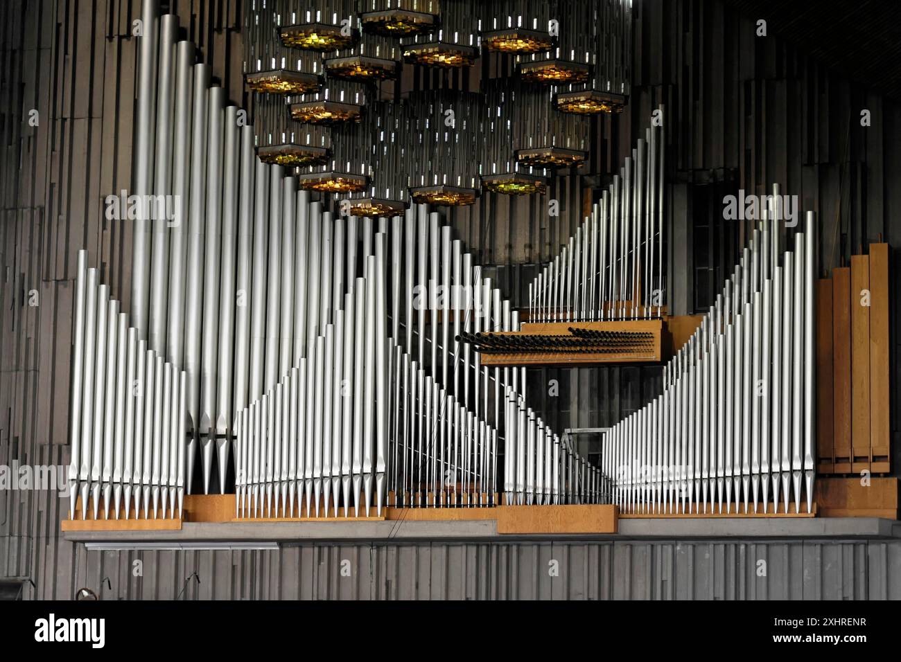 Vista interna, vecchia basilica, la Basilica de Nuestra Senora de Guadalupe, città del Messico, Messico, America centrale, grande organo con canne metalliche in una Foto Stock