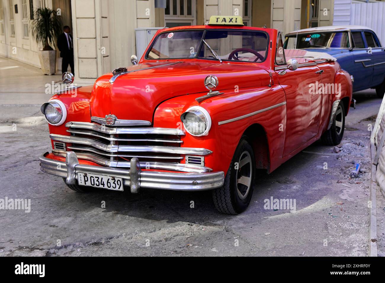 Red, storico taxi convertibile su una strada cittadina, Cuba, grandi Antille, Caraibi, America centrale, America Foto Stock