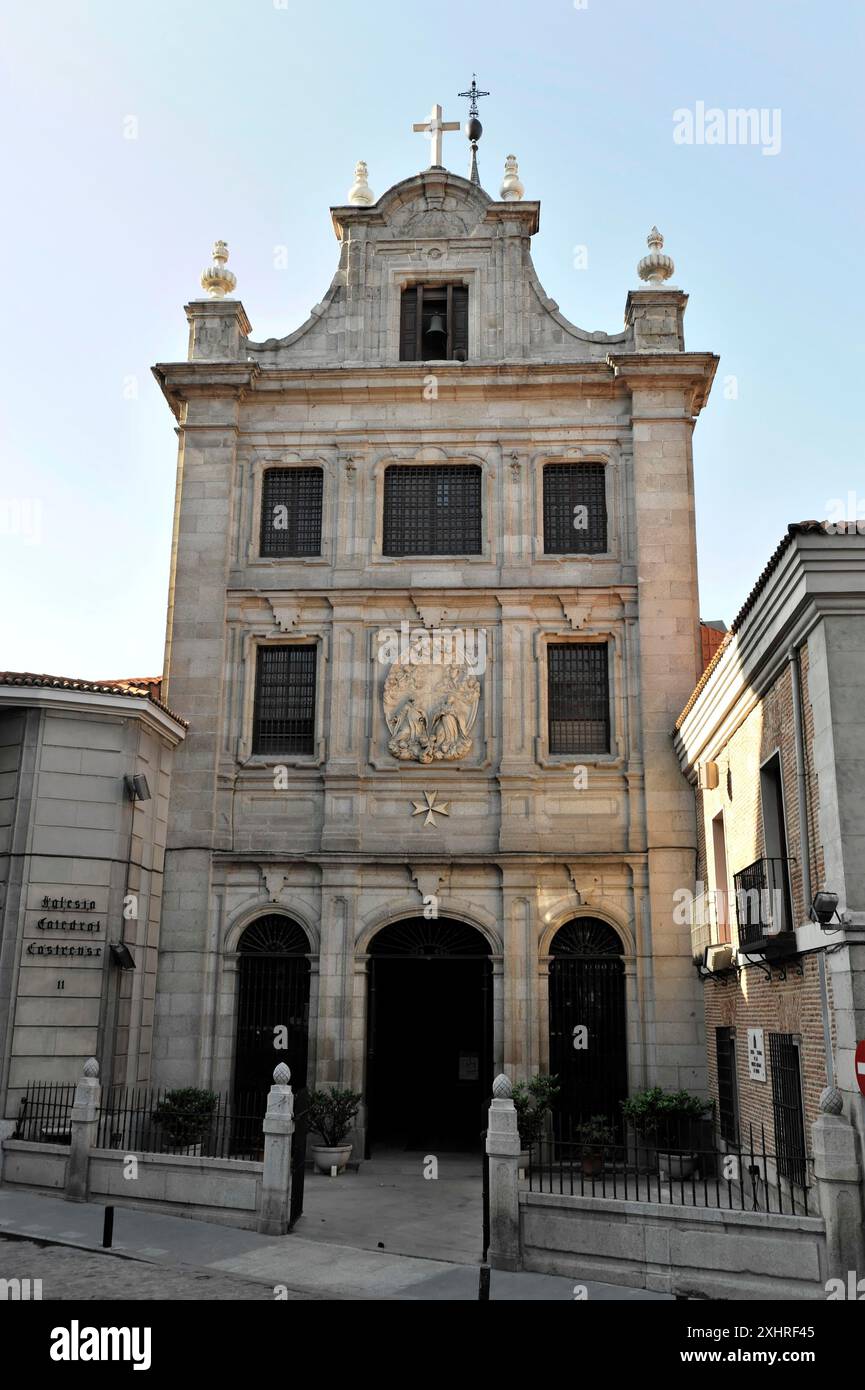 Iglesia Catedral de las Fuerzas Armadas, Madrid, Spagna, Europa, storica facciata della chiesa con croce e campanile Foto Stock