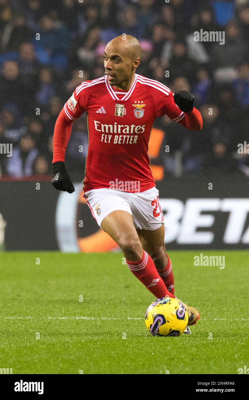 Partita di calcio, Joao MARIO Benfica Lisbon sul pallone, Estadio do Dragao, Porto, Portogallo Foto Stock