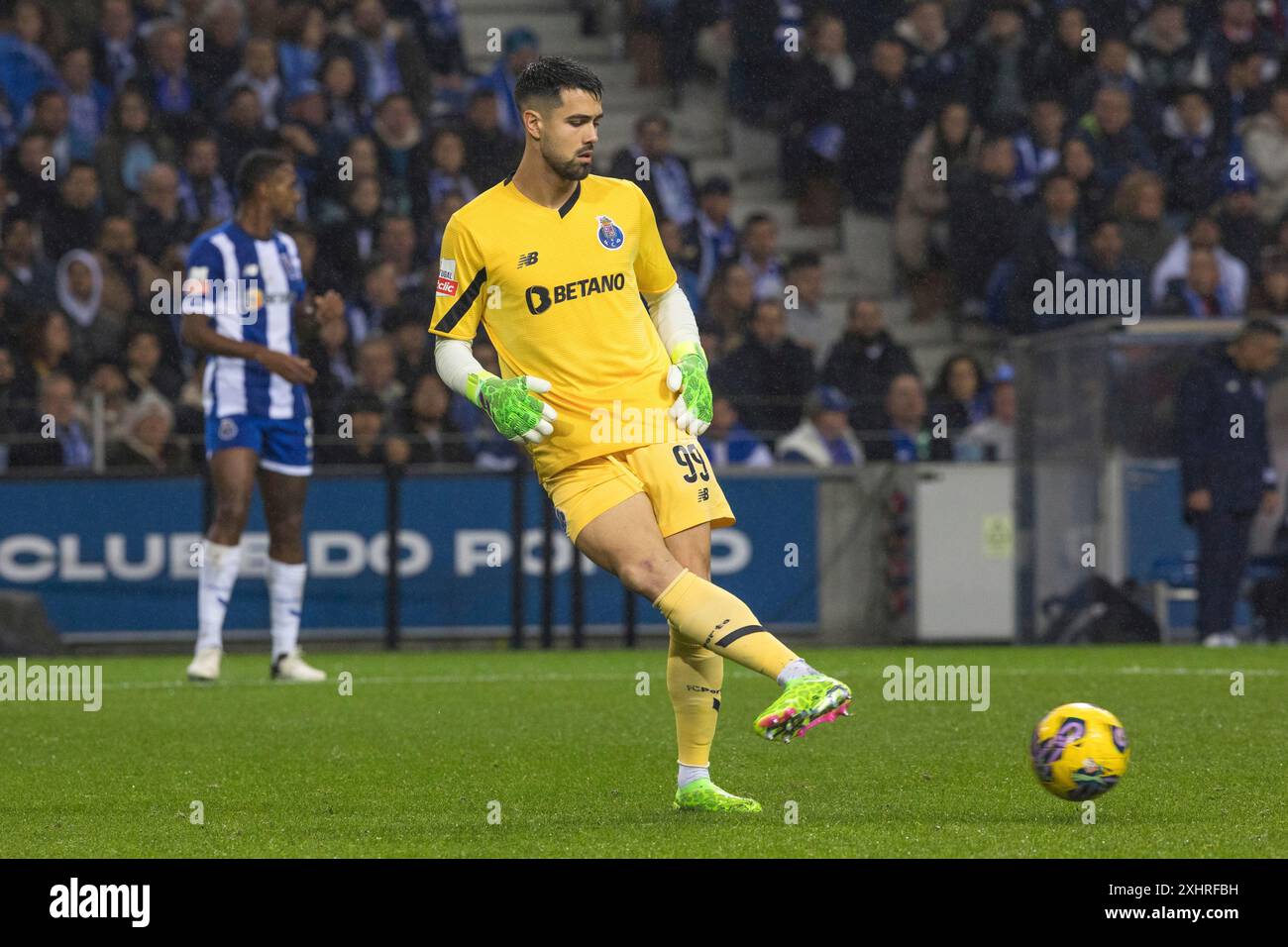 Partita di calcio, Diogo COSTA FC Porto passa a destra al suo compagno di squadra, lo stadio di calcio Estadio do Dragao, Porto, Portogallo Foto Stock