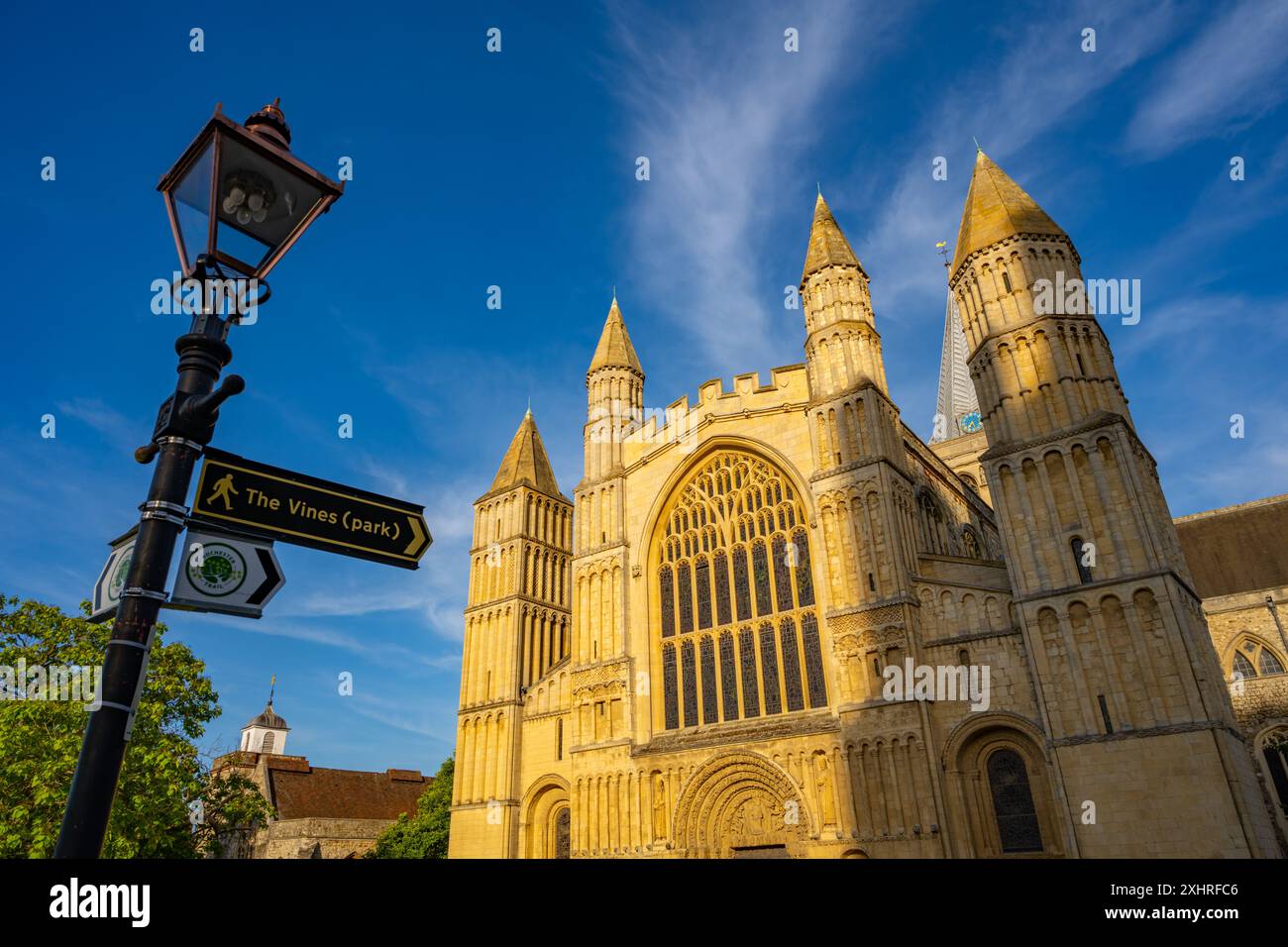 Il fronte occidentale della cattedrale di Rochester in prima serata Foto Stock
