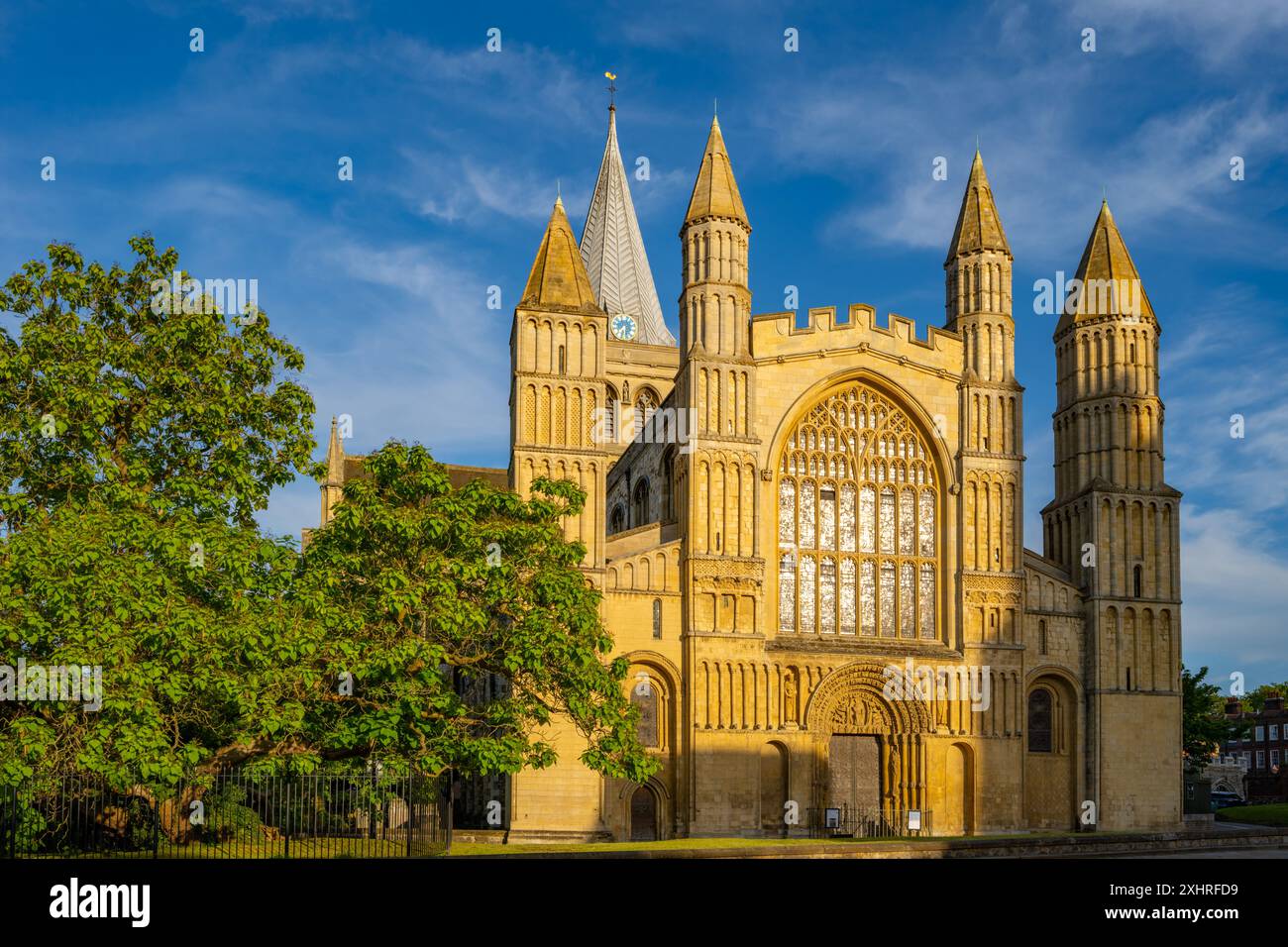 Il fronte occidentale della cattedrale di Rochester in prima serata Foto Stock