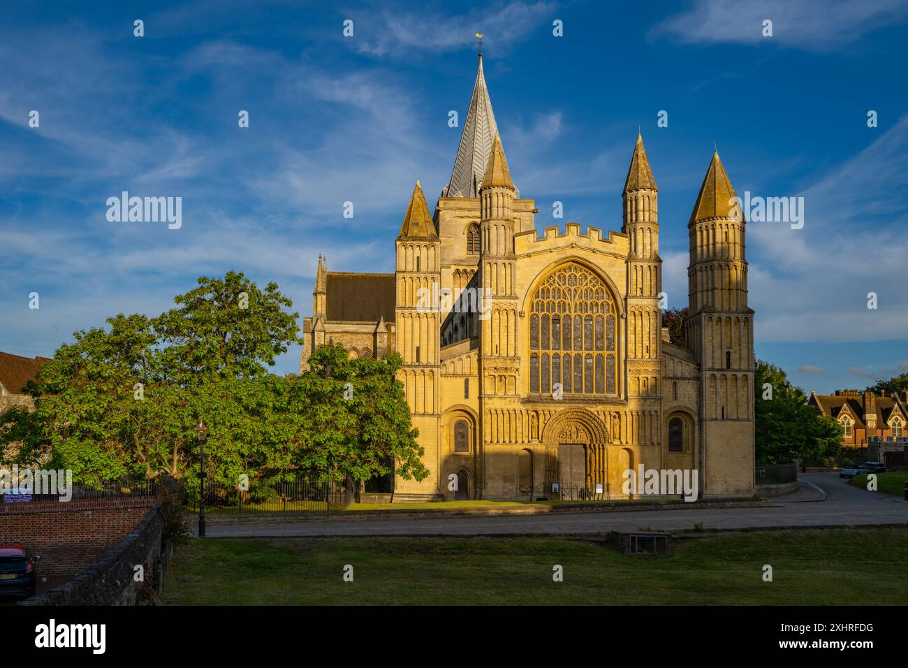 Il fronte occidentale della cattedrale di Rochester in prima serata Foto Stock