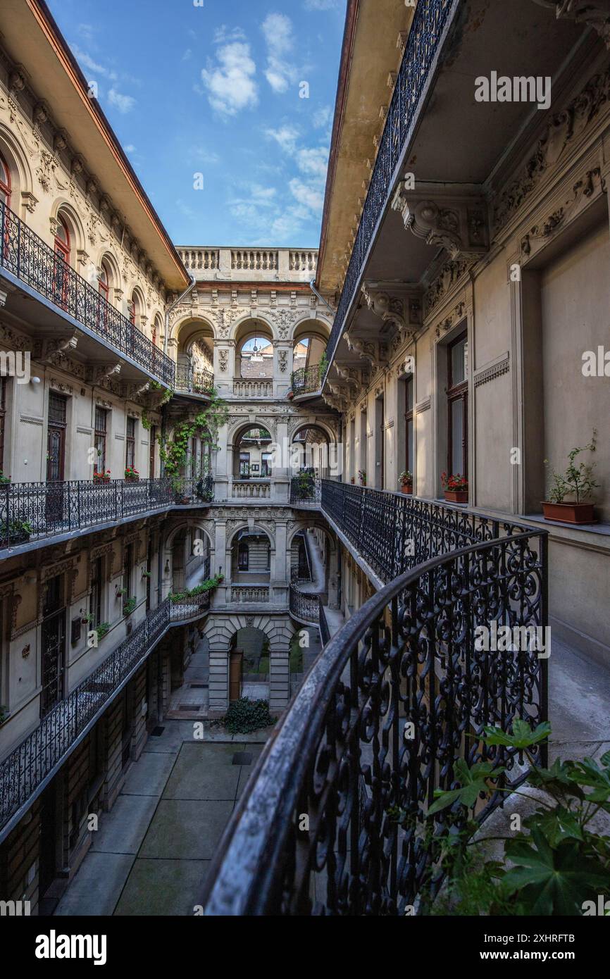 Vecchio edificio in un centro storico dell'Europa orientale. Cortili o cortili in tipico stile architettonico. Vita urbana a Budapest, Ungheria Foto Stock