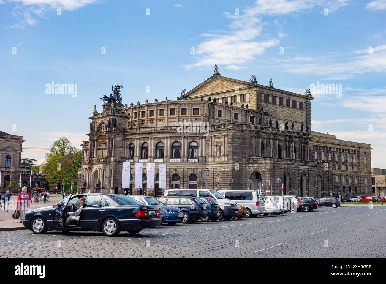 DRESDA, GERMANIA - 27 APRILE 2015: Costruzione della Semperoper Dresda in Germania, parcheggio auto con Mercedes-Benz Classe E. Foto Stock
