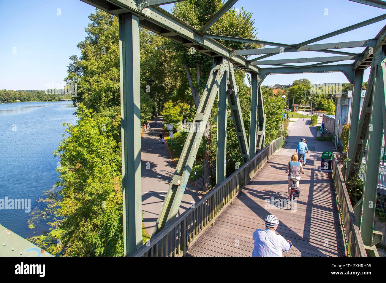 Pista ciclabile della valle della Ruhr, ex ponte ferroviario sulla Ruhr, lago Baldeney ad Essen, pista ciclabile e pedonale, Essen, Renania settentrionale-Vestfalia, Germania Foto Stock