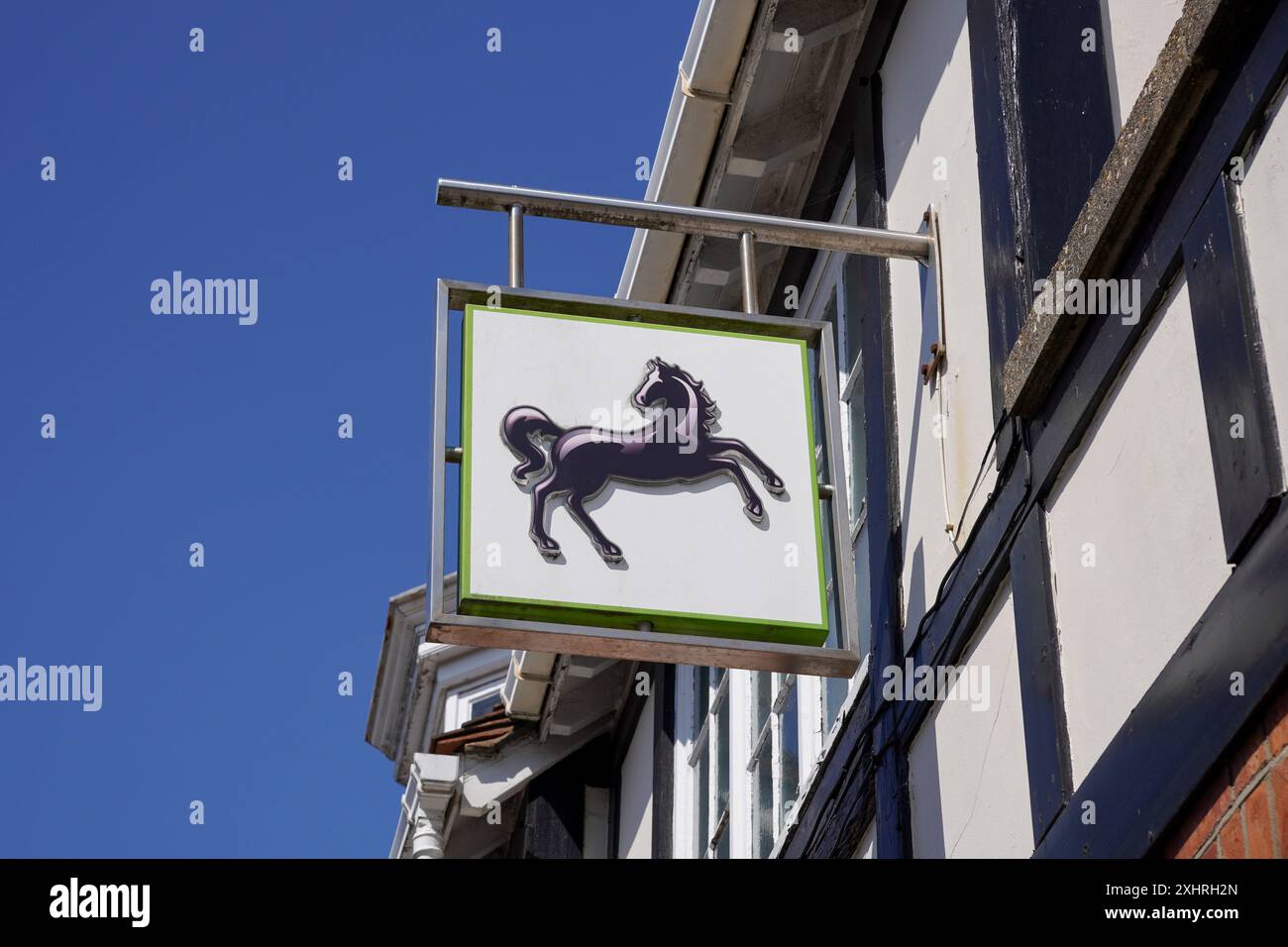 New Milton Inghilterra 5 giugno 2024 - logo della banca Lloyds sul cartello fuori dalla filiale della banca nel Regno Unito. Denaro e servizi finanziari Foto Stock