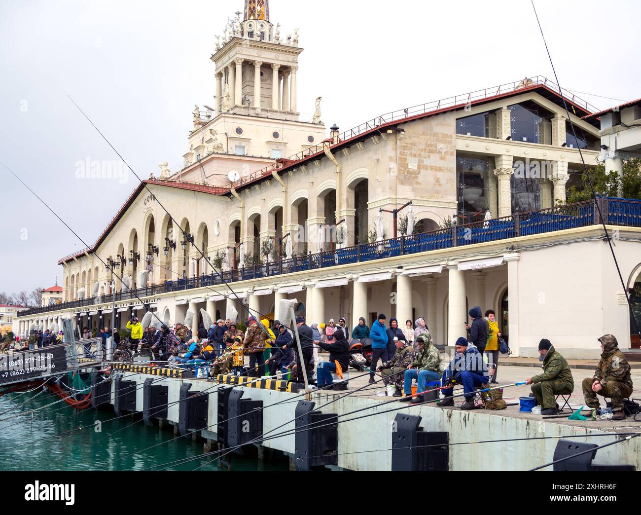 Sochi, Russia - 23 febbraio 2023: Molti pescatori al molo della stazione Marina di Sochi Foto Stock