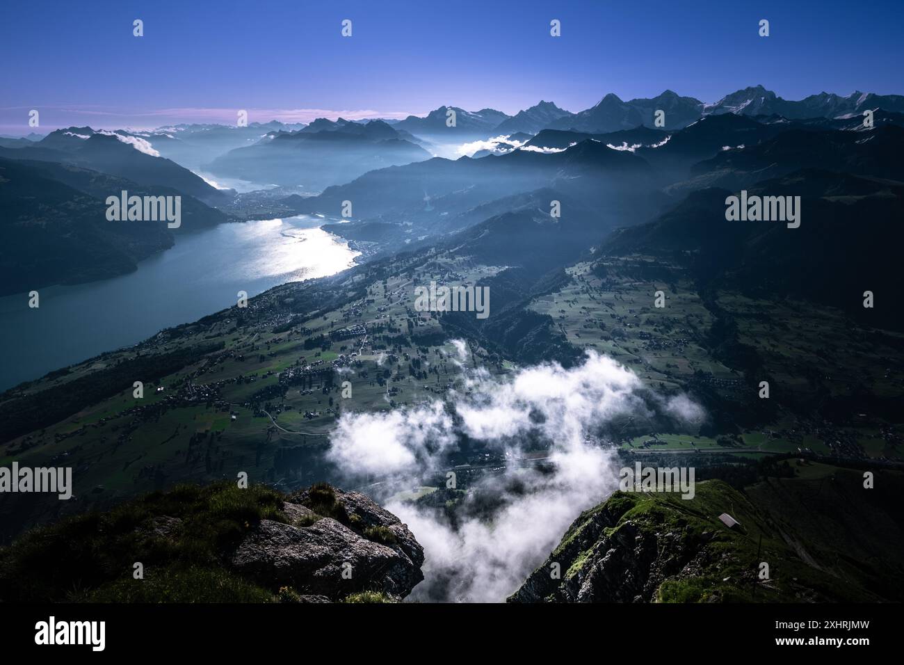 Vista panoramica delle Alpi svizzere, scattata sul monte Niesen, vicino a Interlaken, Berna, Svizzera Foto Stock