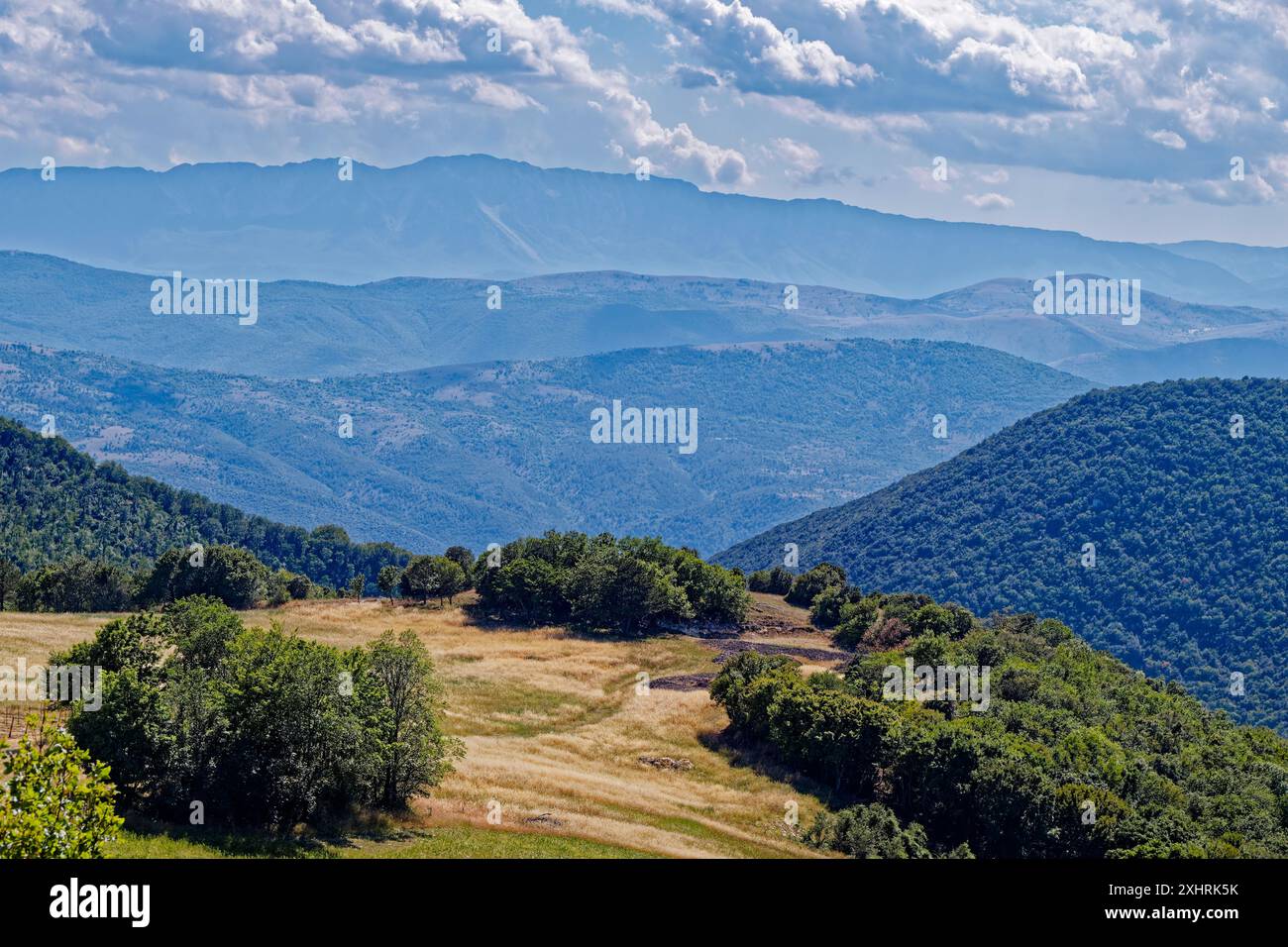 Creste e paesaggi collinari intorno al paese di Capestrano e alla riserva naturale del Monte Rotondo in Abruzzo. Appennini Foto Stock