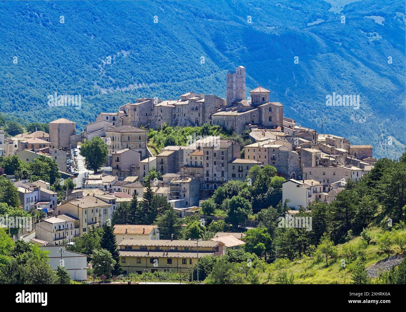 Il comune di Castel del Monte nel Parco Nazionale del Gran Sasso in Abruzzo. Appennini, Italia, Europa meridionale Foto Stock