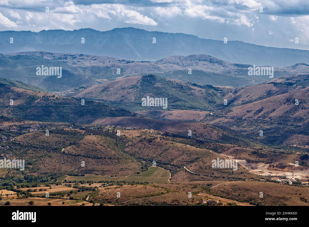 Paesaggio montano e collinare intorno al paese di Castel del Monte nel Parco Nazionale del Gran Sasso, Parco Nazionale del Gran Sasso e Monti della Foto Stock