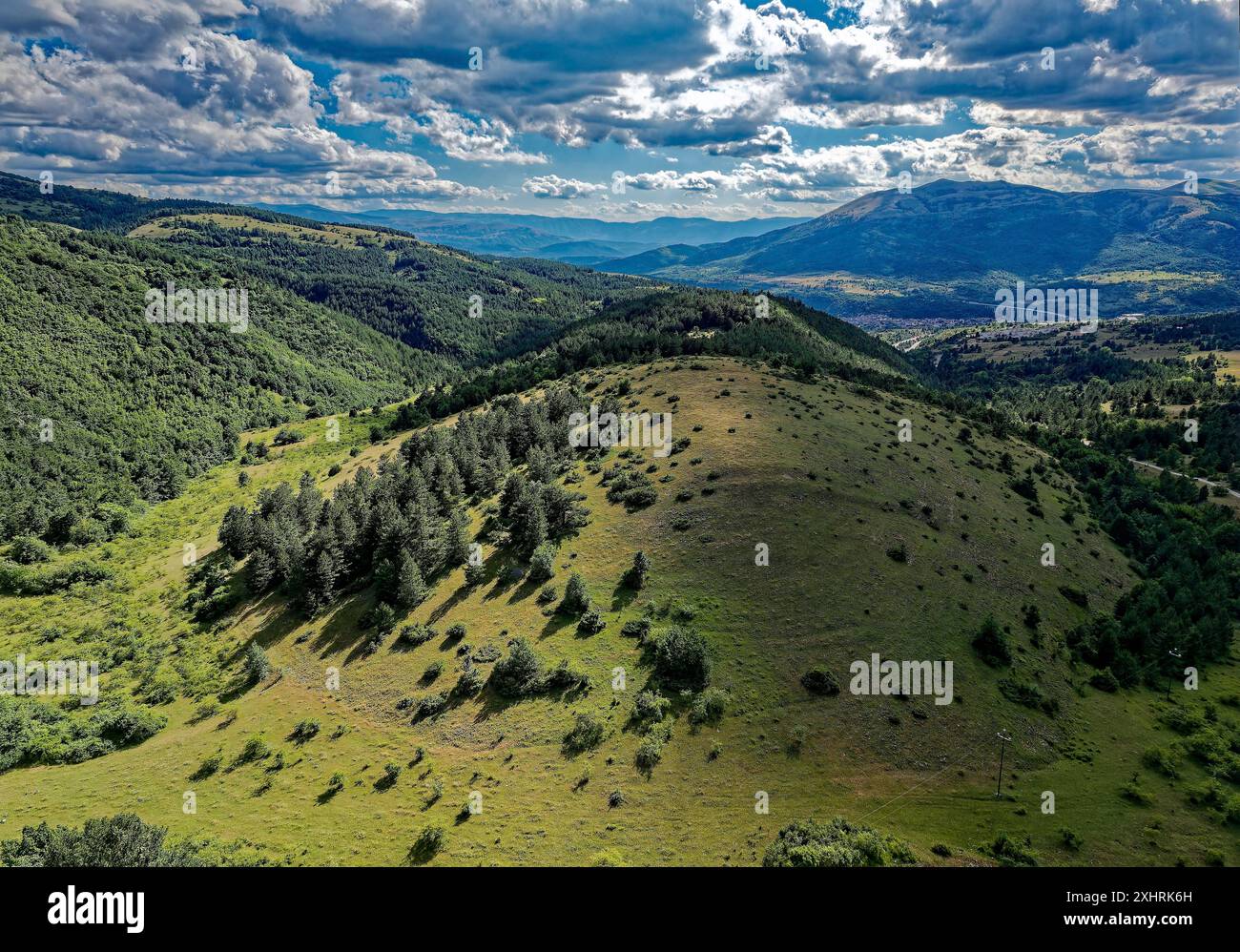 Paesaggio montano e collinare vicino a fonte Cerreto nel Parco Nazionale del Gran Sasso, Parco Nazionale del Gran Sasso e Monti della Laga, in Abruzzo. Foto Stock