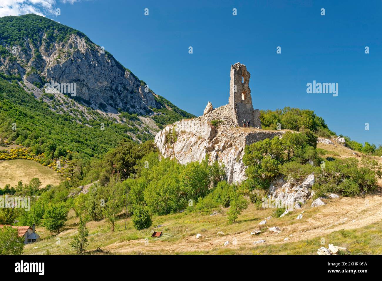 Rovine del castello di Torre forca di penne vicino a Capestrano in Abruzzo. Appennini, Italia, Europa meridionale Foto Stock