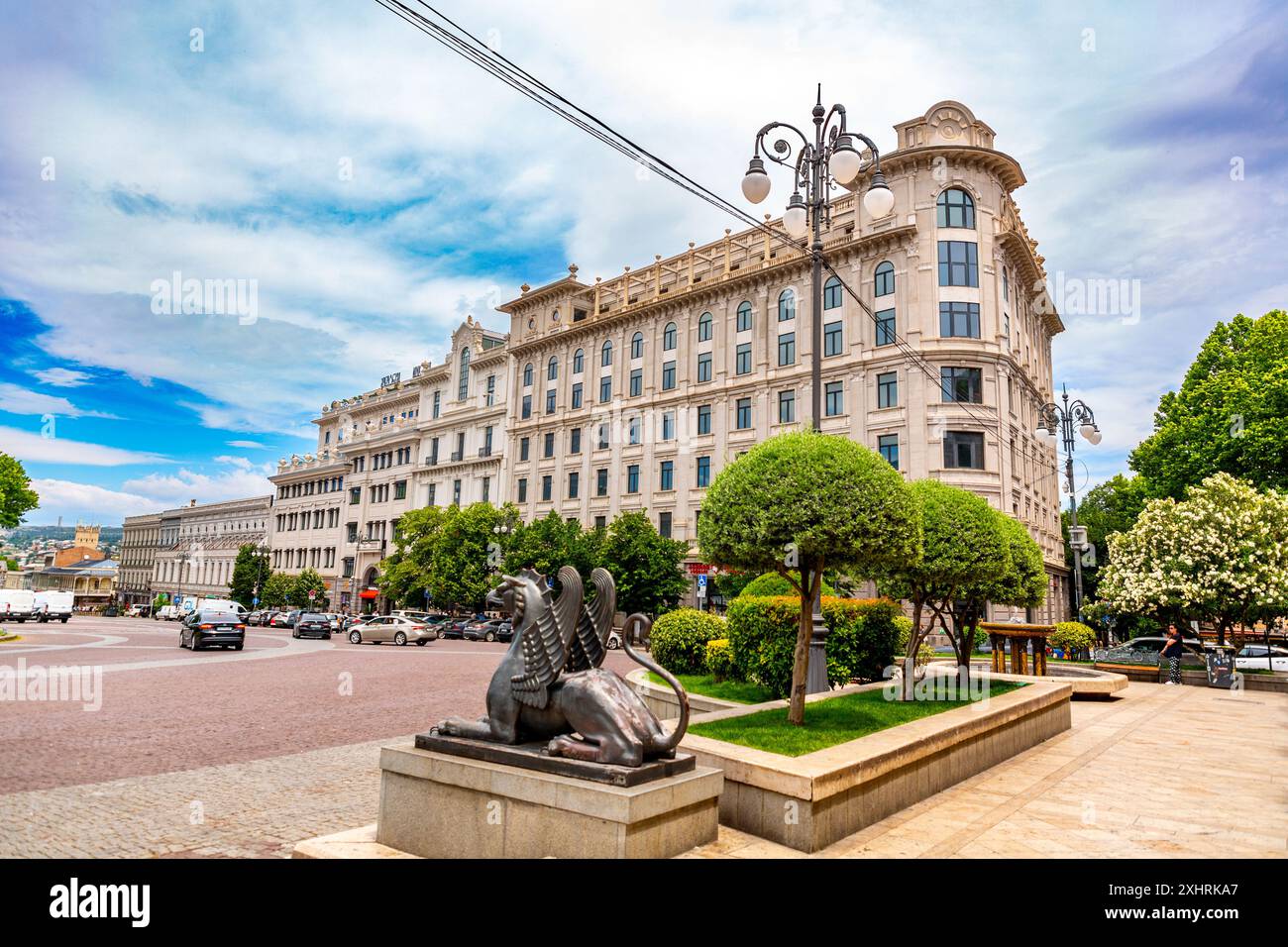Tbilisi, Georgia - 21 GIUGNO 2024: Liberty Square si trova nel centro di Tbilisi, Georgia, all'estremità orientale di Rustaveli Avenue. Foto Stock