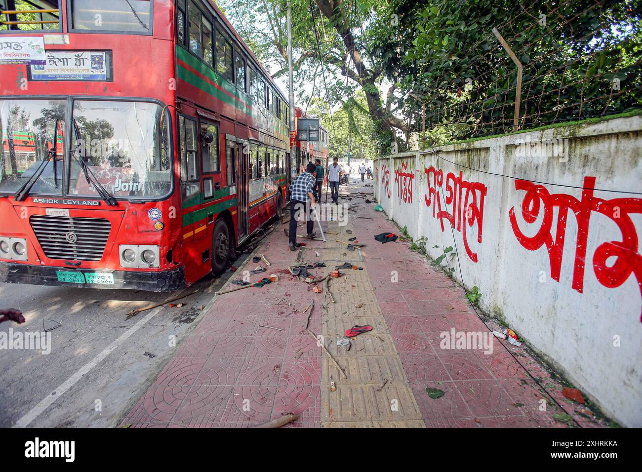 Scontro tra i manifestanti di quota a Dhaka i manifestanti anti di Anti-quota e gli studenti che sostengono il partito al governo Awami League Party Clash sul campus universitario di Dhaka, Bangladesh, il 15 luglio 2024. Gli studenti rivali in Bangladesh si sono scontrati lunedì, lasciando almeno 100 feriti, come hanno detto i manifestanti che si oppongono alle quote per gli ambiti lavori del governo contro i manifestanti fedeli al partito al governo. Dhaka Distretto di Dhaka Bangladesh Copyright: XHabiburxRahmanx Foto Stock