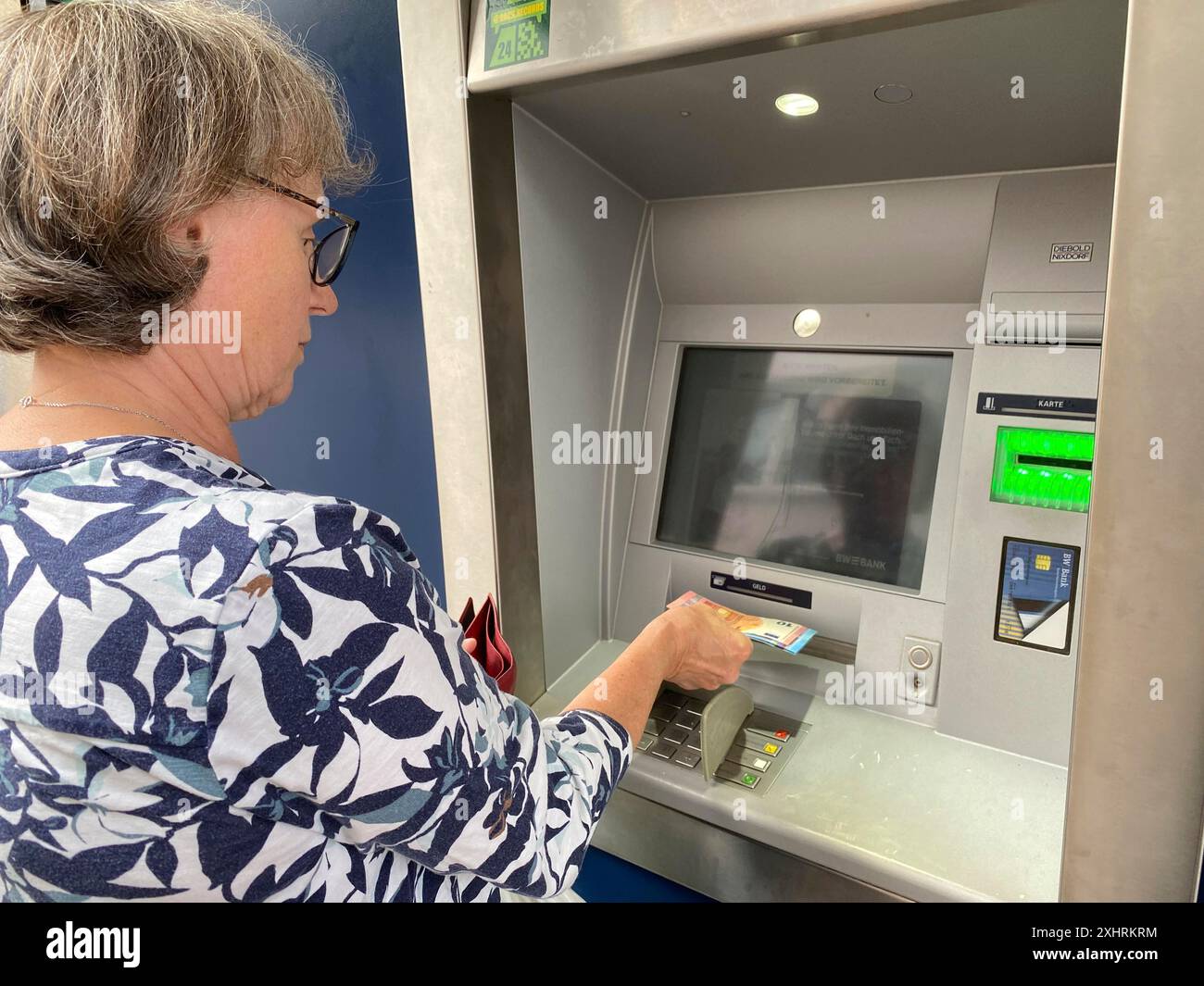 Donna anziana al bancomat EC, BW-Bank, Baden-Wuerttembergische Bank, ritira contanti, EURO, Stoccarda, Baden-Wuerttemberg, Germania Foto Stock
