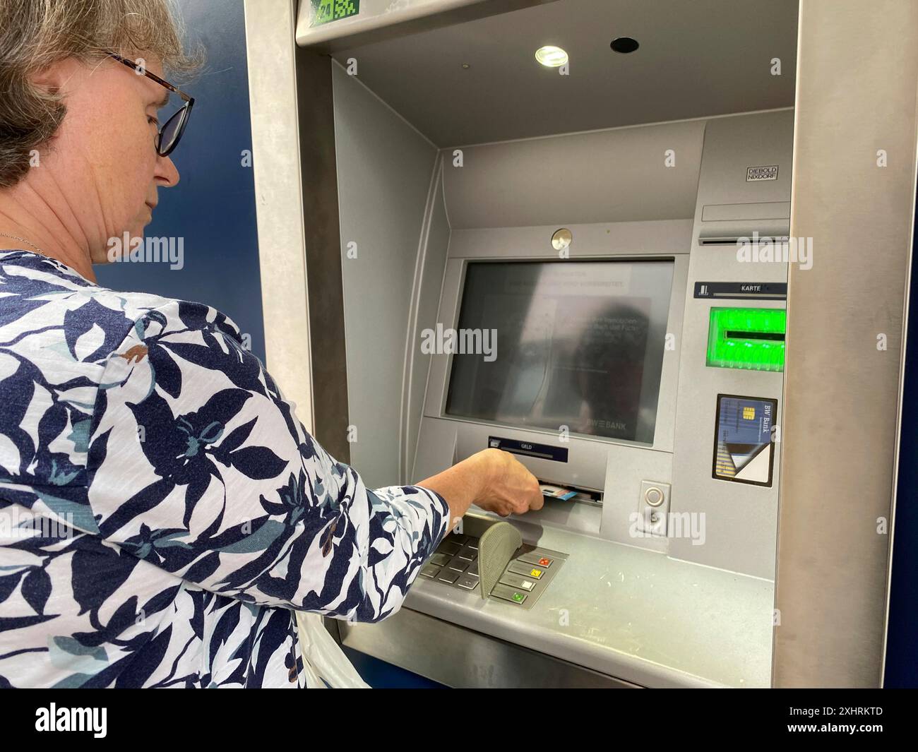 Donna anziana al bancomat EC, terminal, BW-Bank, Baden-Wuerttembergische Bank, ritira contanti, EURO, Stoccarda, Baden-Wuerttemberg, Germania Foto Stock