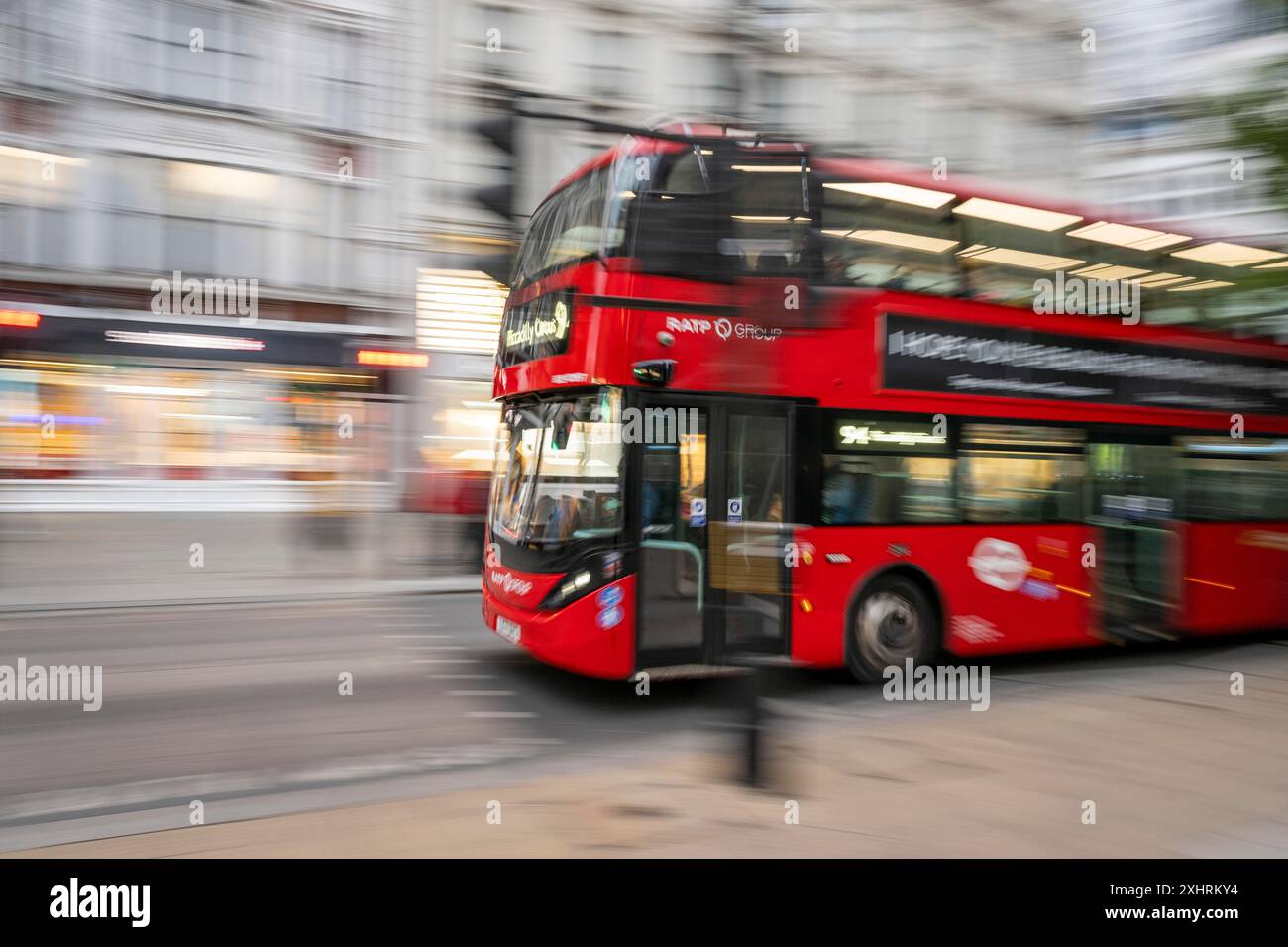 Autobus rosso a due piani, immagine pulita, Oxford Street, Londra, regione di Londra, Inghilterra, Regno Unito Foto Stock