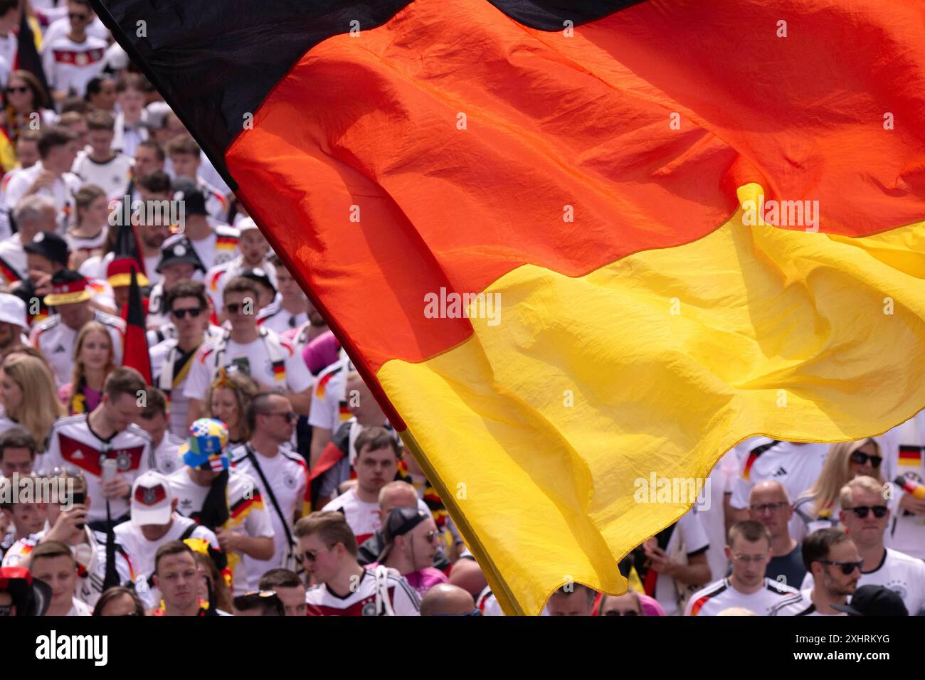 Fan march, tifosi di calcio tedeschi marciano fino ai quarti di finale Spagna contro Germania, UEFA EURO 2024, Campionato europeo, bandiere, striscioni, atmosfera Foto Stock
