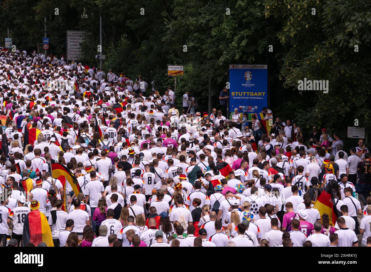 Fan march, da dietro, i tifosi di calcio tedeschi marciano fino ai quarti di finale Spagna contro Germania, UEFA EURO 2024, Campionato europeo, bandiere, striscioni Foto Stock