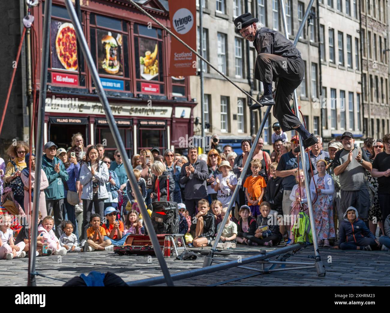 Artisti di strada e spettatori a uno spettacolo acrobatico ad alta velocità, il più grande festival culturale del mondo The Fringe, High Street, Edimburgo Foto Stock