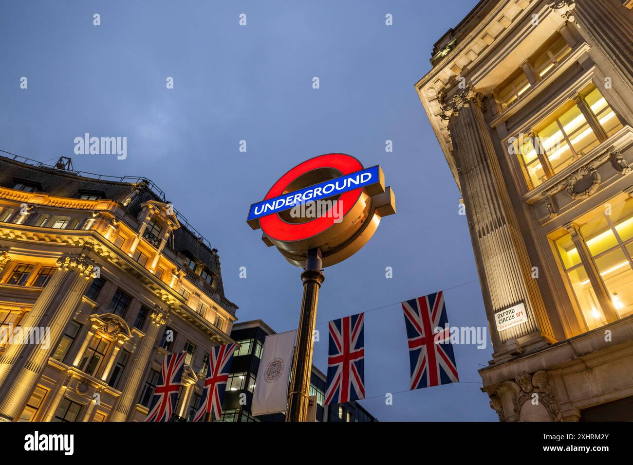 Bandiere inglesi, insegne sotterranee, sotterranee, edifici storici illuminati, Oxford Circus, Londra, regione di Londra, Inghilterra, Gran Bretagna Foto Stock