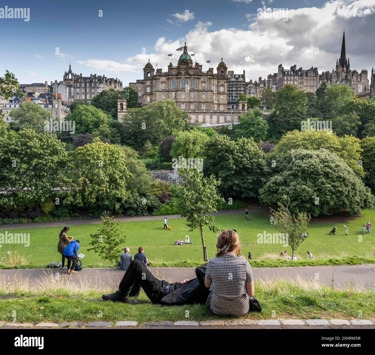 Visitatore, coppia, East Princes Street Gardens, Edimburgo, Scozia, Regno Unito, Gran Bretagna Foto Stock