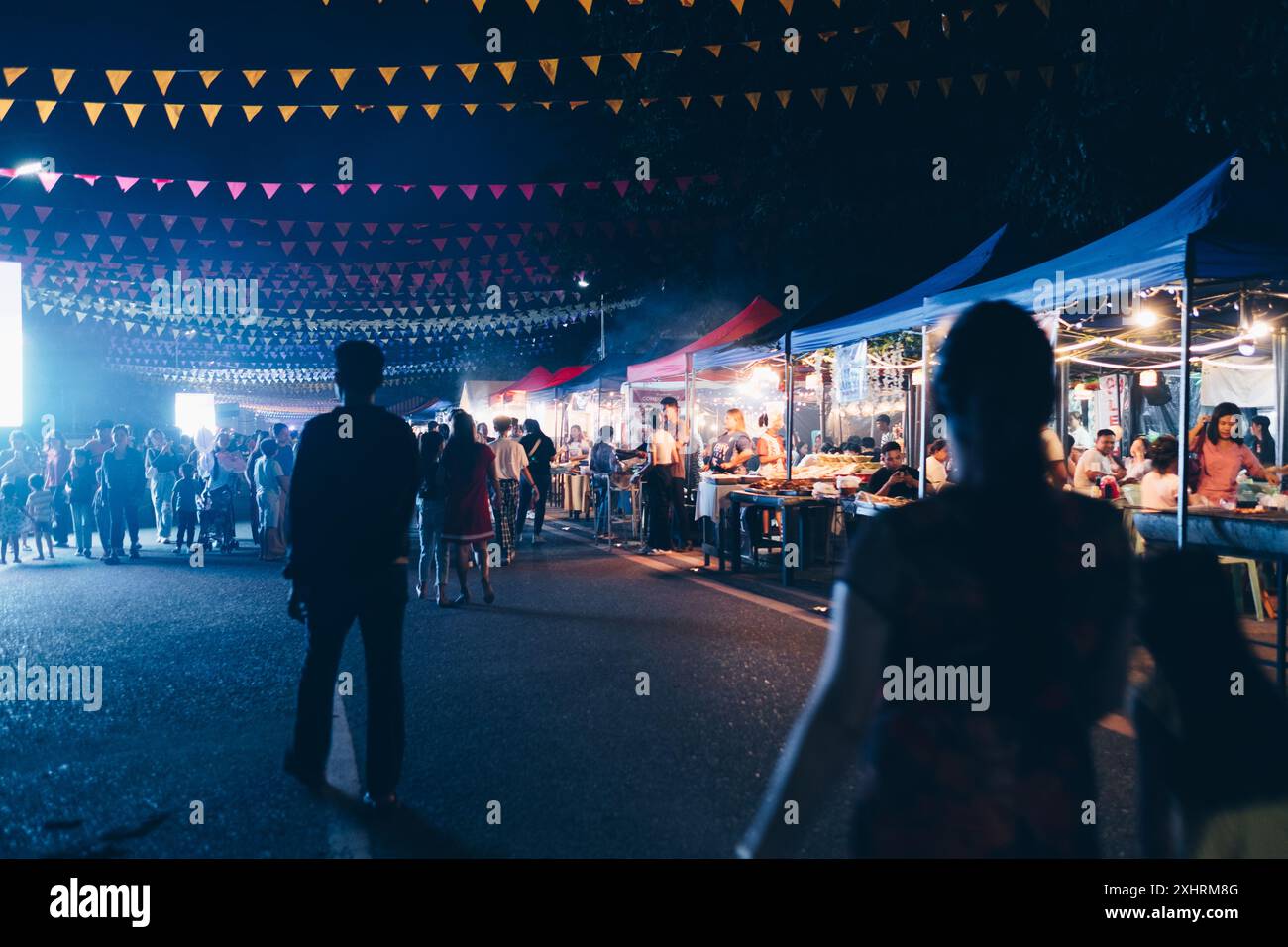 Koronadal, PH - 15 luglio 2024: Affollamento tra le bancarelle di cibo in occasione del 25° T'nalak Festival e del 58° anniversario della Fondazione Foto Stock