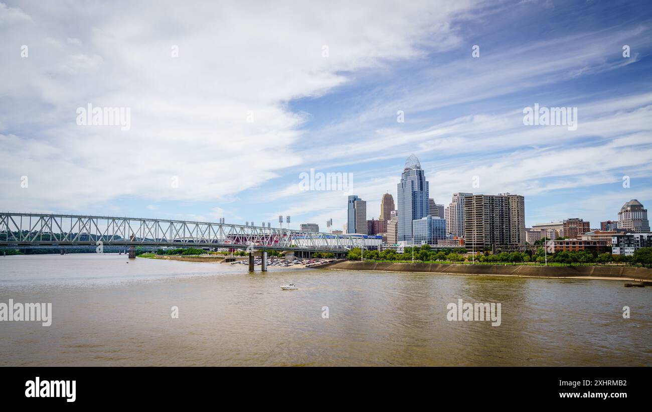 Cincinnati, Ohio, 30 luglio 2022: Vista del centro di Cincinnati e del fiume Ohio dal Purple People Bridge Foto Stock