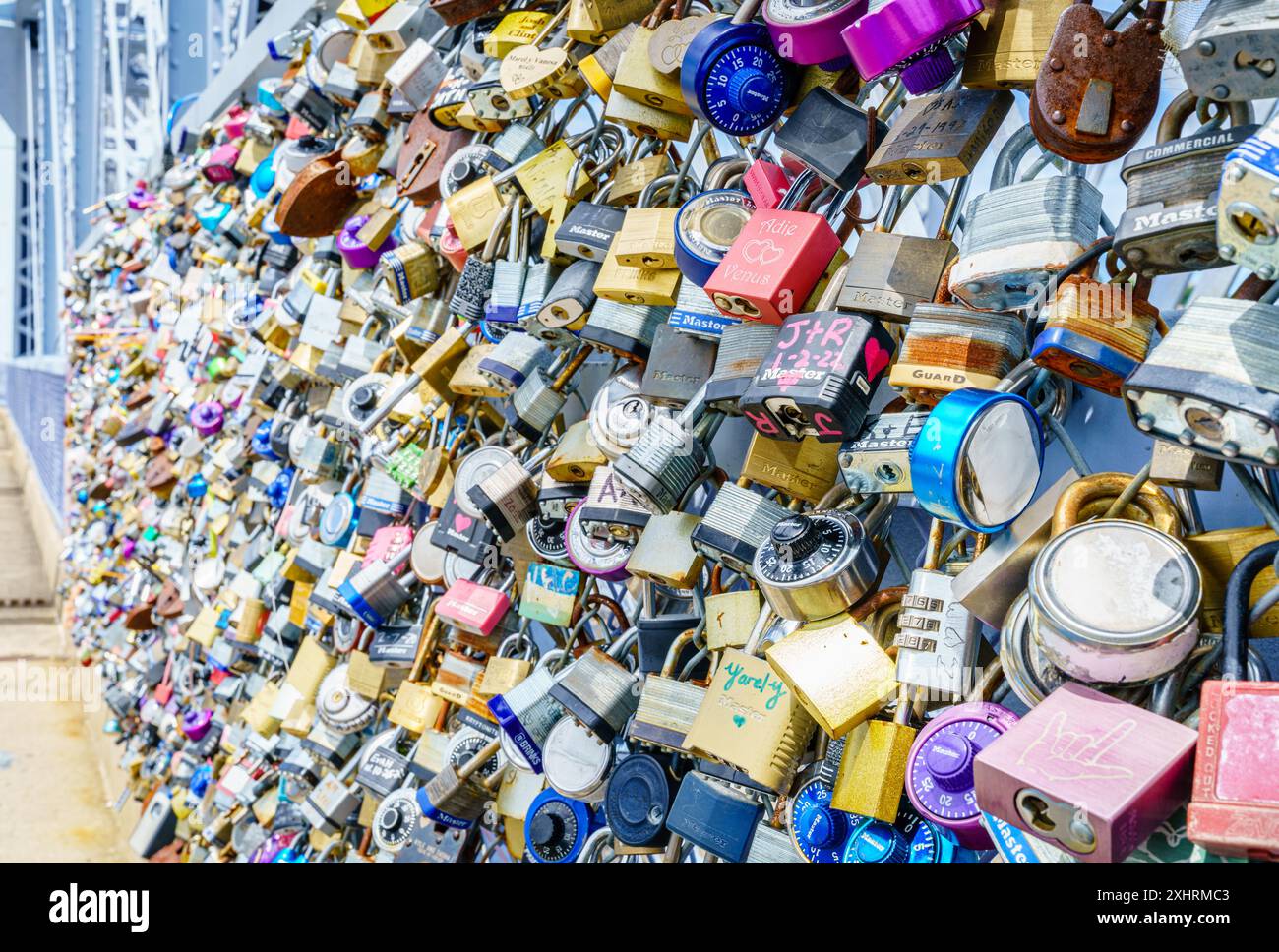 Cincinnati, Ohio, 30 luglio 2022: Traditional engagement locks sul Purple People Bridge a Cincinnati, Ohio Foto Stock
