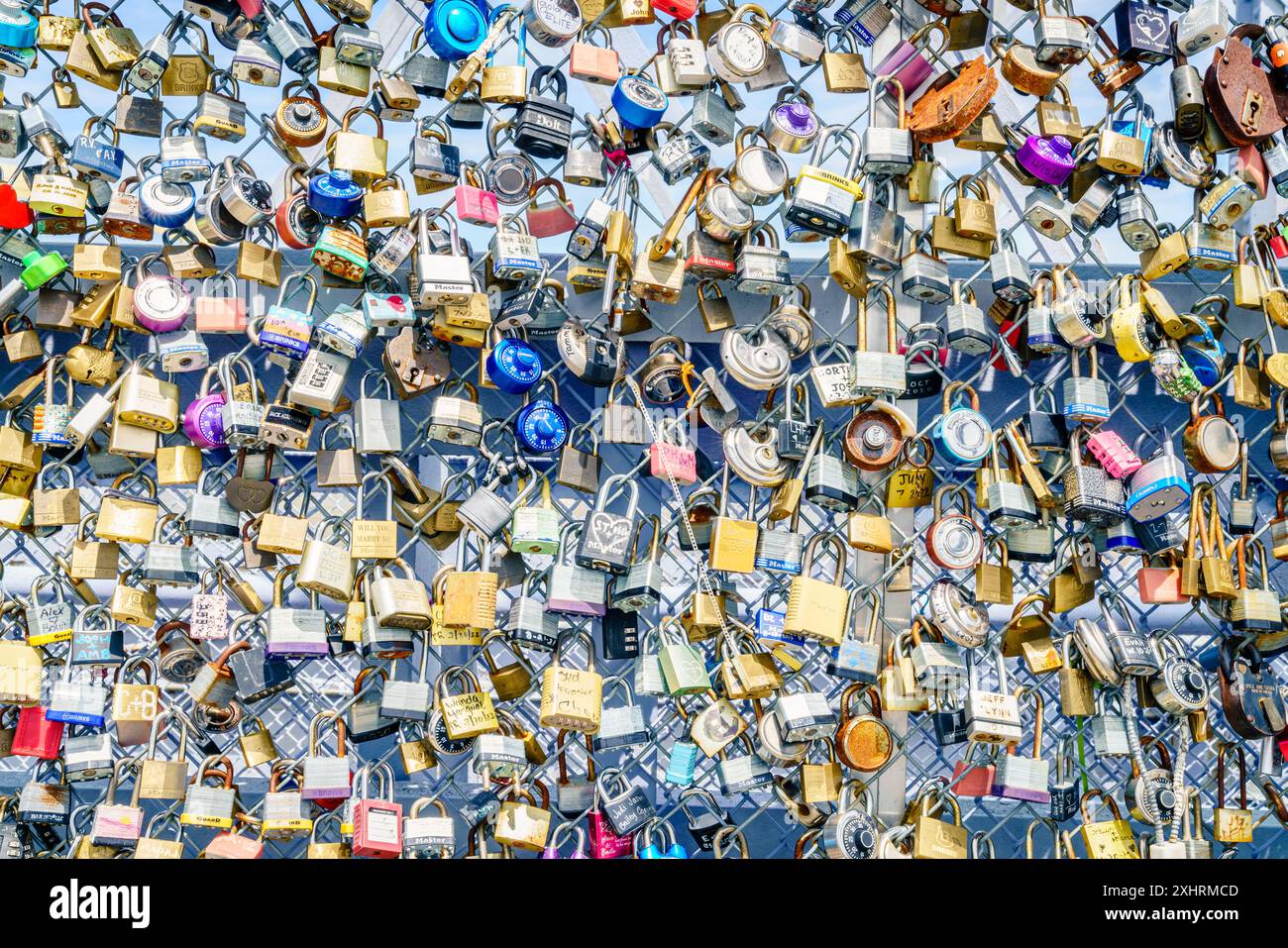 Cincinnati, Ohio, 30 luglio 2022: Traditional engagement locks sul Purple People Bridge a Cincinnati, Ohio Foto Stock