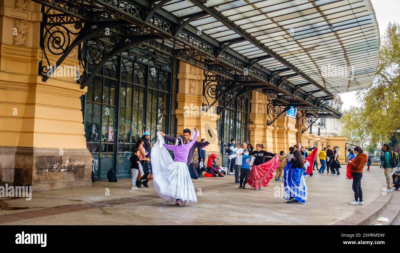 Santiago, Cile, 18 settembre 2022: Le persone praticano danze tradizionali cilene di fronte al Centro Cultural Estacion Mapocho Foto Stock