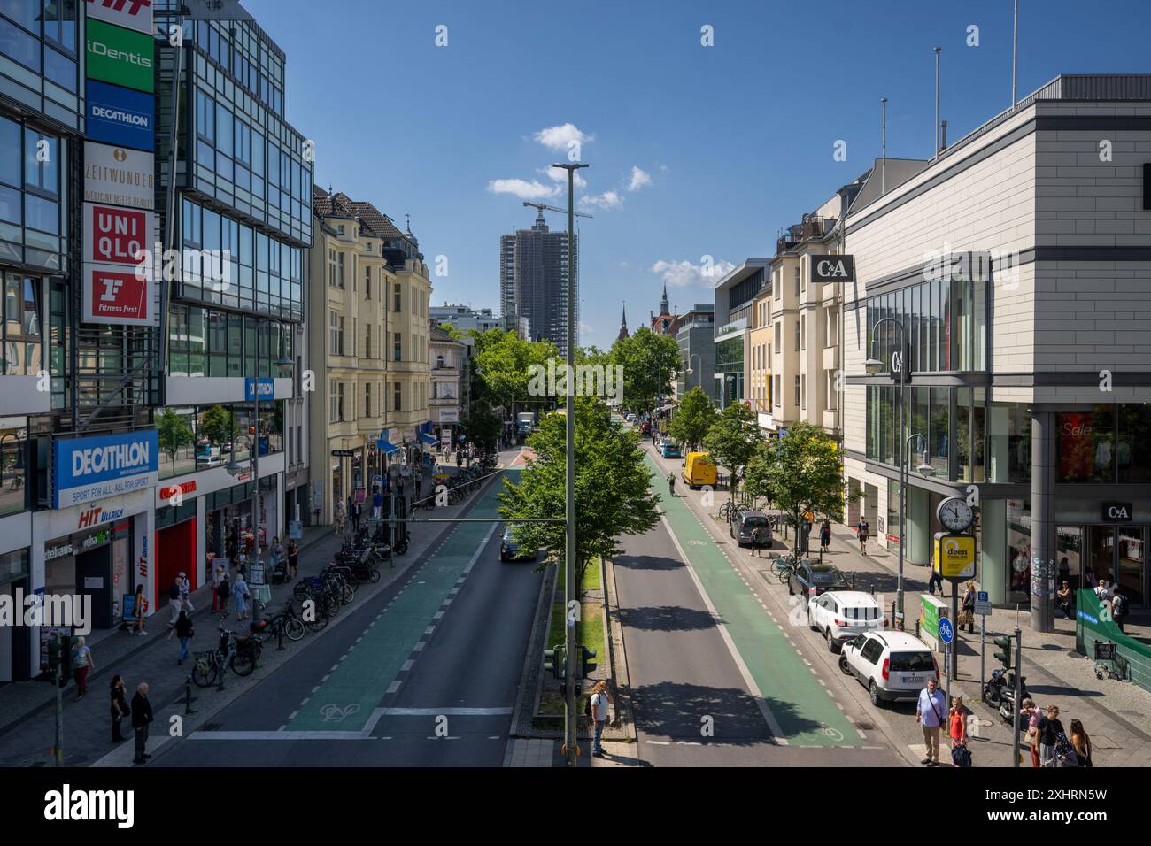 Berlino, Germania. 15 luglio 2024. Molte persone camminano lungo Schloßstraße, una famosa via dello shopping nel sud di Berlino. Schloßstraße si estende per 1,5 km da Walther-Schreiber-Platz al municipio di Steglitz. Crediti: Monika Skolimowska/dpa/Alamy Live News Foto Stock