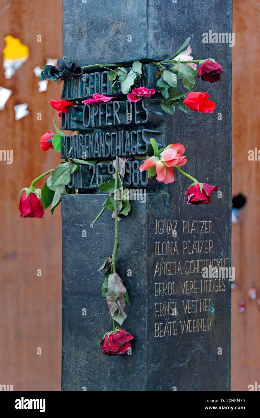 Memoriale, stele in memoria delle vittime dell'attentato dinamitardo del 26 settembre 1980, attacco terroristico, ingresso principale al Wies'n, Wiesn, Oktoberfest Foto Stock