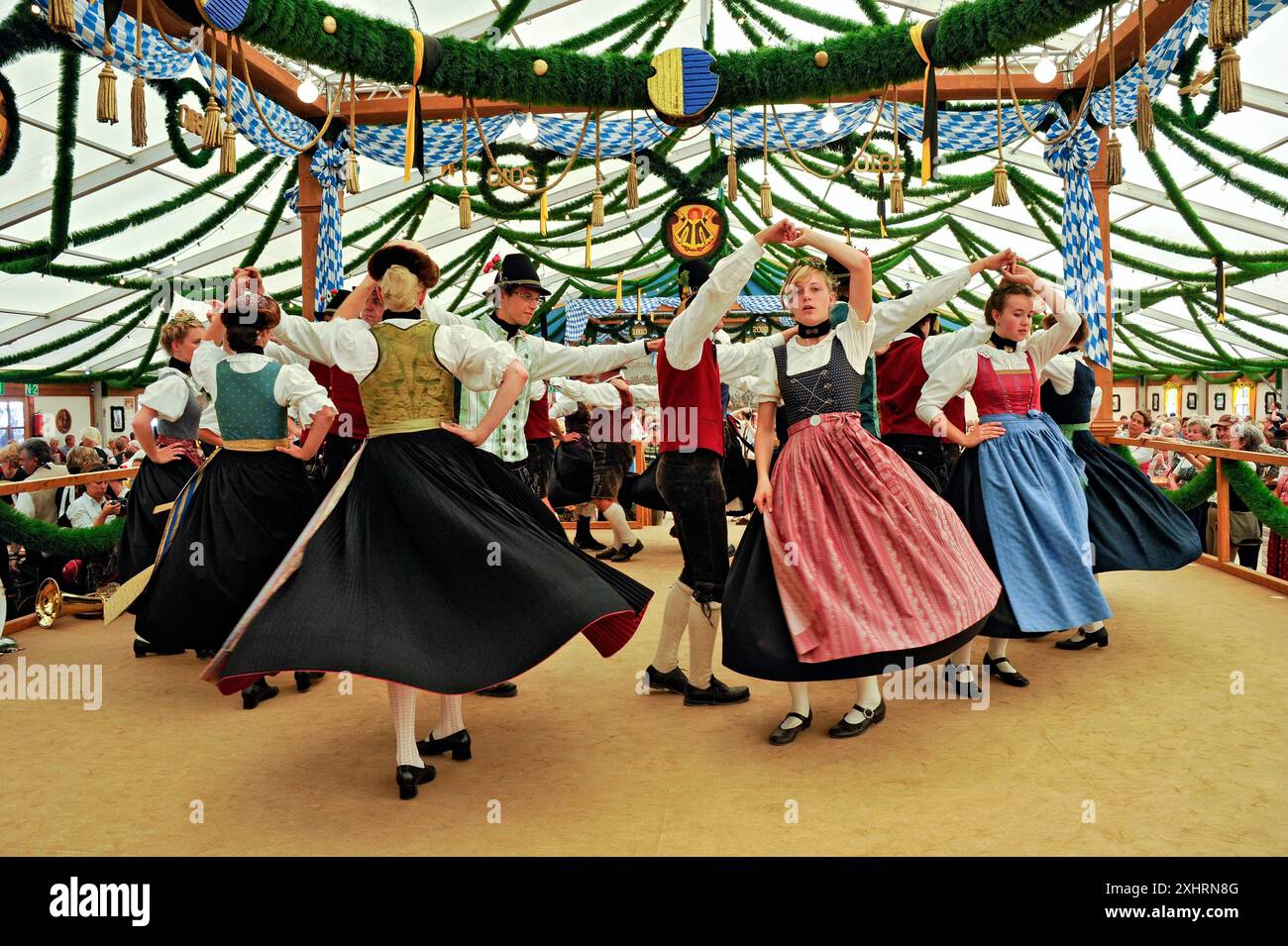 Ballerini di un gruppo bavarese di danza tradizionale in costume, danza tradizionale, vecchia tenda del festival, Wies'n storica, Oide Wiesn Foto Stock