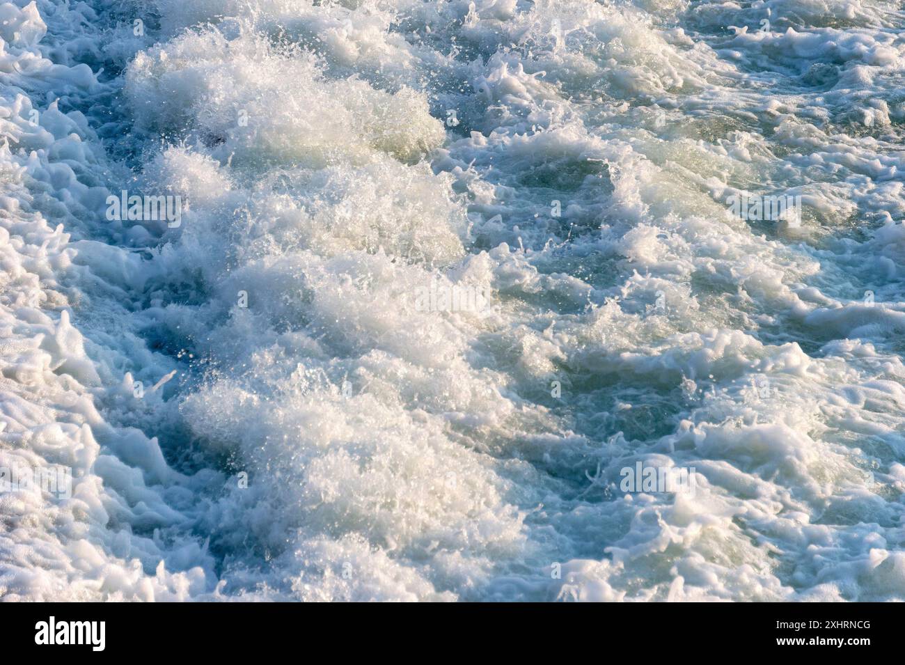 Acqua schiumosa bianca agitata, spruzzo sulle cascate della Lech weir, fiume Lech, sfondo, Landsberg am Lech, alta Baviera, Baviera, Germania Foto Stock