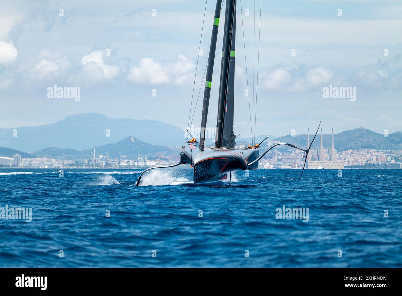 Giugno - 2024, le squadre della Coppa America gareggiano sul circuito Louis Vuitton 37th America's Cup al largo della Barceloneta sul lungomare di Barcellona Catalogna - Spa Foto Stock