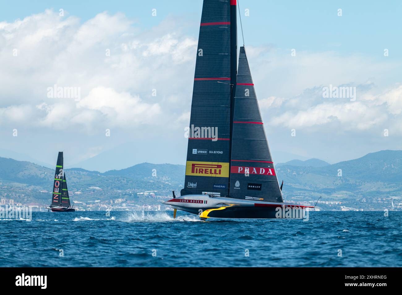 Giugno - 2024, le squadre della Coppa America gareggiano sul circuito Louis Vuitton 37th America's Cup al largo della Barceloneta sul lungomare di Barcellona Catalogna - Spa Foto Stock