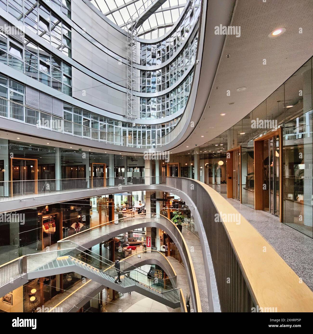 Stilwerk Duesseldorf, foto degli interni, atrio ellittico con gallerie circostanti su cinque piani di vendita, Germania Foto Stock