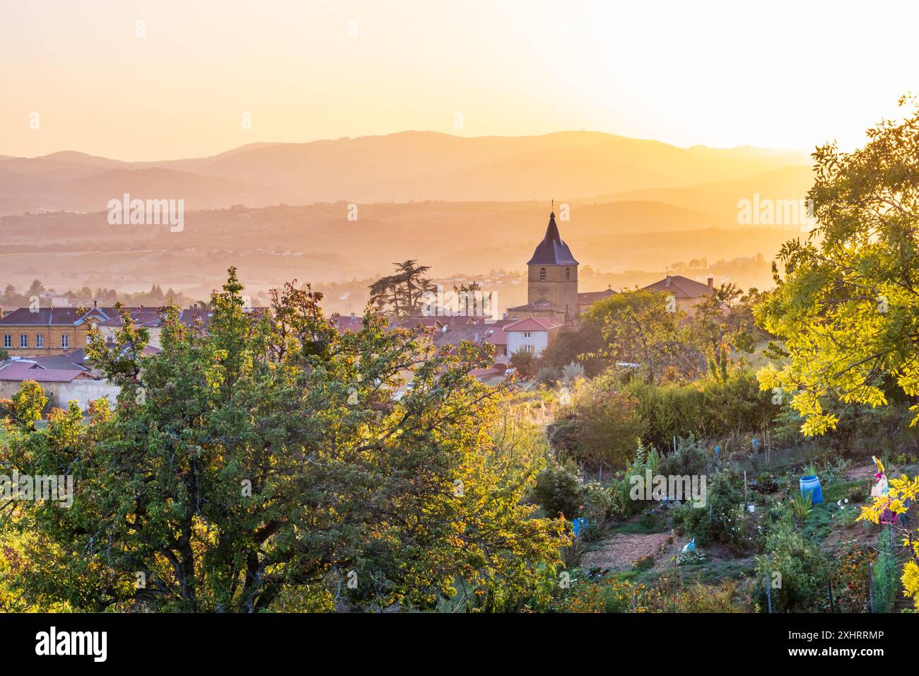 Vista del villaggio di Bagnols in Francia in autunno Foto Stock