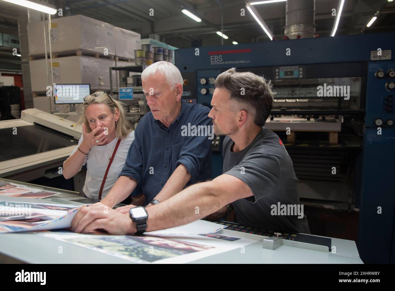 Caroline Furneaux fotografa e Dewi Lewis (Editore) sulla stampa all'EBS Verona guardando il suo primo libro stampato, The Mothers i might have have. Controllano la qualità di stampa da un primo foglio piano - prova di pagina con la stampante italiana. Verona, Italia giugno 2024 2020s HOMER SYKES Foto Stock
